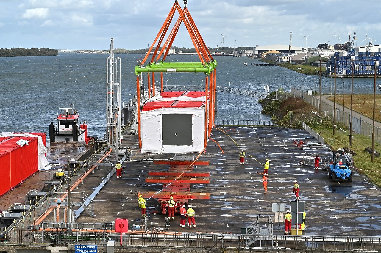 Het eerste e-house wordt op een grote trailer gehesen die het verder over het terrein van Shell Chemicals Park Moerdijk zal vervoeren (Foto: Shell Chemicals Park Moerdijk)