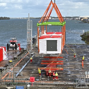 Het eerste e-house wordt op een grote trailer gehesen die het verder over het terrein van Shell Chemicals Park Moerdijk zal vervoeren (Foto: Shell Chemicals Park Moerdijk)