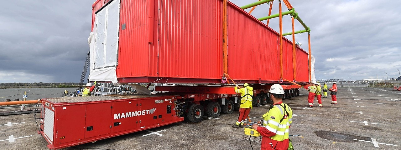 Een van de e-houses wordt op Moerdijk van de trailer gehesen (Foto: Ernst Bode)