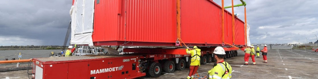 Een van de e-houses wordt op Moerdijk van de trailer gehesen (Foto: Ernst Bode)