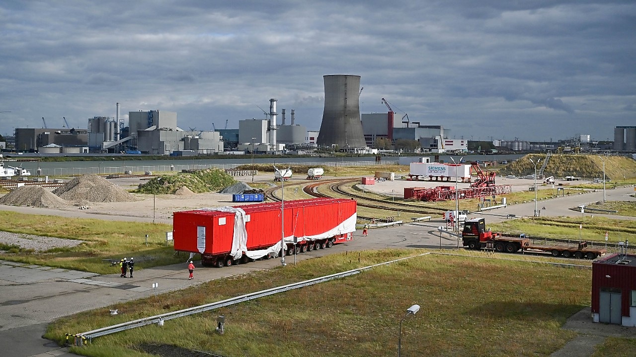 Een van de e-houses onderweg naar zijn plek op Shell Chemicals Park Moerdijk (Foto: Shell Chemicals Park Moerdijk)