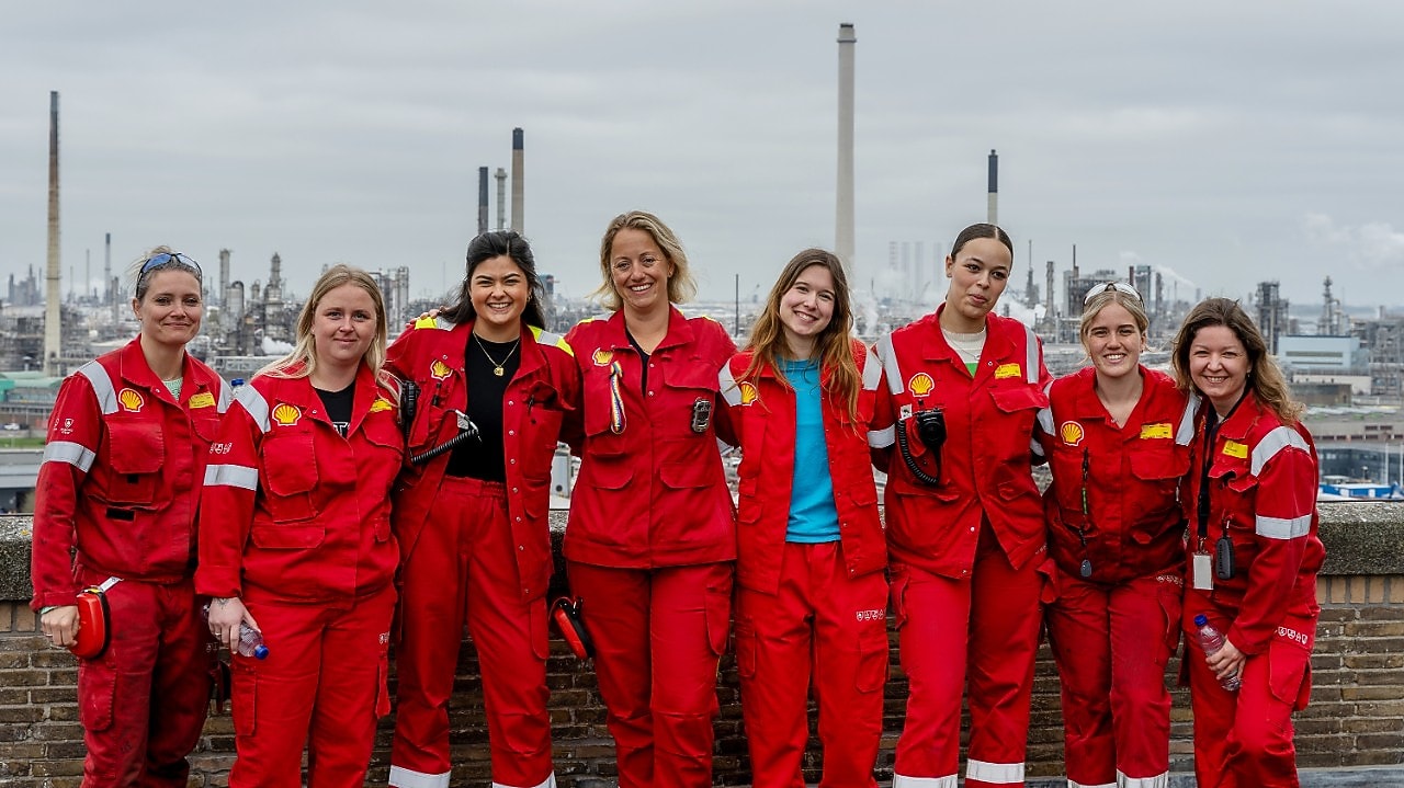 Foto van de begeleiders van Girls' Day 2025 bij Shell in Pernis. Met vierde van links Saskia Klaassens, de eerste vrouwelijke ploegleider op Pernis, en derde van rechts Chyara Dirven, die dankzij een eerdere Girls' Day nu bij Shell in Pernis werkt. (Foto: Adriaan Schep)