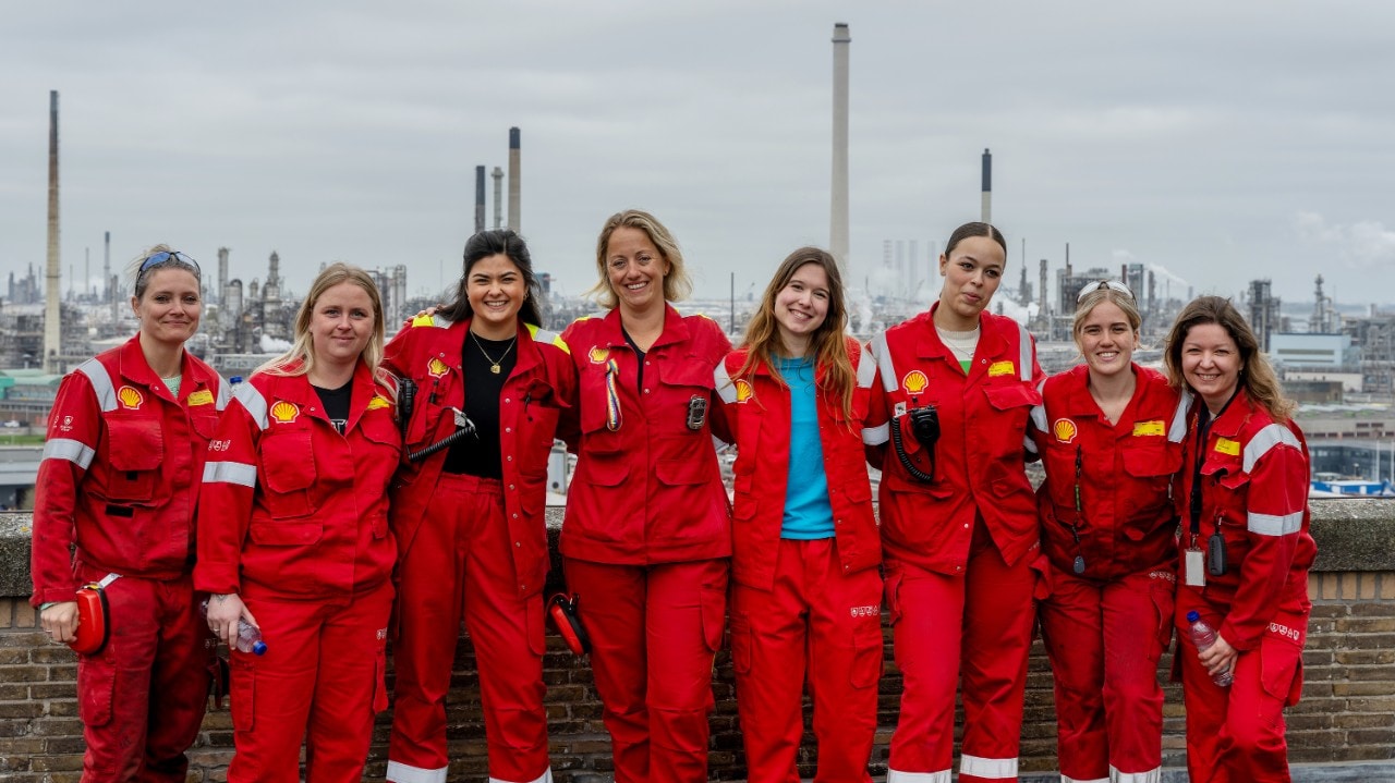 Foto van de begeleiders van Girls' Day 2025 bij Shell in Pernis. Met vierde van links Saskia Klaassens, de eerste vrouwelijke ploegleider op Pernis, en derde van rechts Chyara Dirven, die dankzij een eerdere Girls' Day nu bij Shell in Pernis werkt. (Foto: Adriaan Schep)