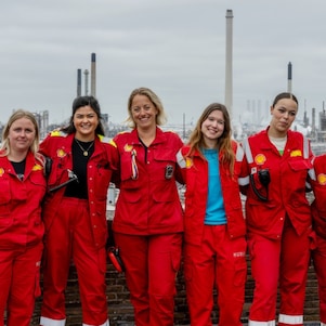 Foto van de begeleiders van Girls' Day 2025 bij Shell in Pernis. Met vierde van links Saskia Klaassens, de eerste vrouwelijke ploegleider op Pernis, en derde van rechts Chyara Dirven, die dankzij een eerdere Girls' Day nu bij Shell in Pernis werkt. (Foto: Adriaan Schep)