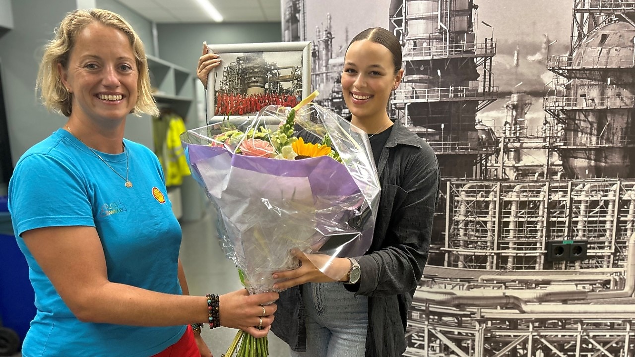 Chyara (rechts) met teamleider productie Saskia Klaassens