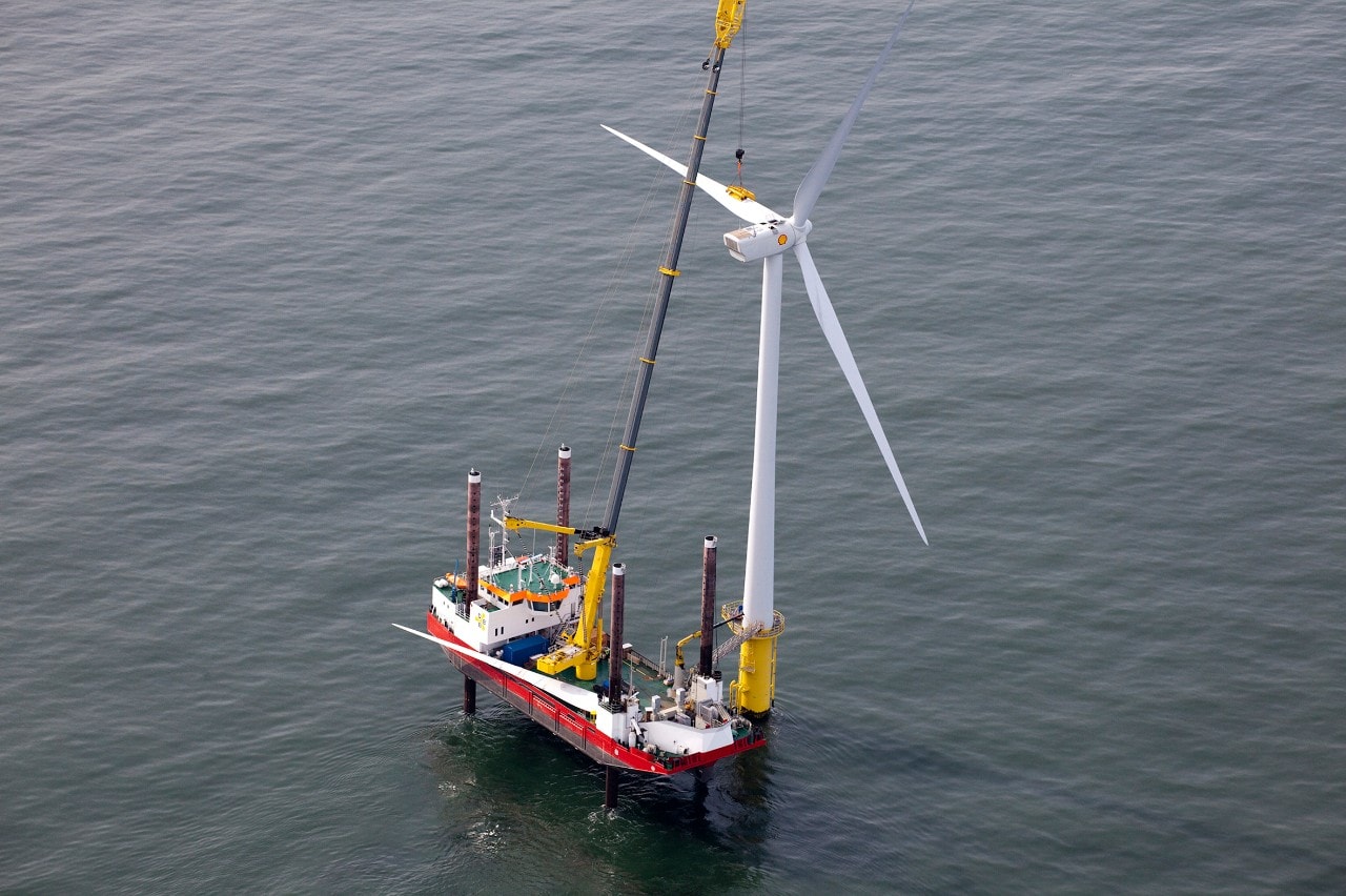 Werk aan een van de windturbines van Shell NoordzeeWind (Foto: Henk Honing)