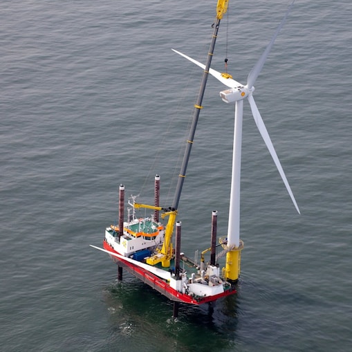 Werk aan een van de windturbines van Shell NoordzeeWind (Foto: Henk Honing)