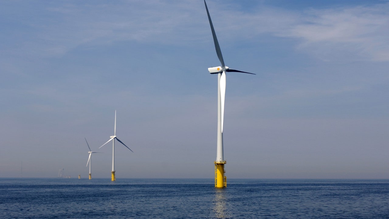 Drie van de windturbines van Shell NoordzeeWind op rij (Foto: Ernst Bode)