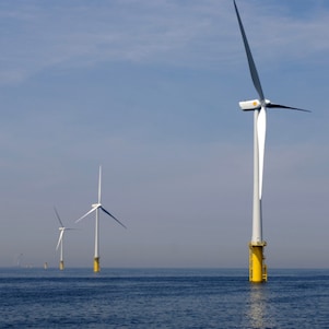 Drie van de windturbines van Shell NoordzeeWind op rij (Foto: Ernst Bode)
