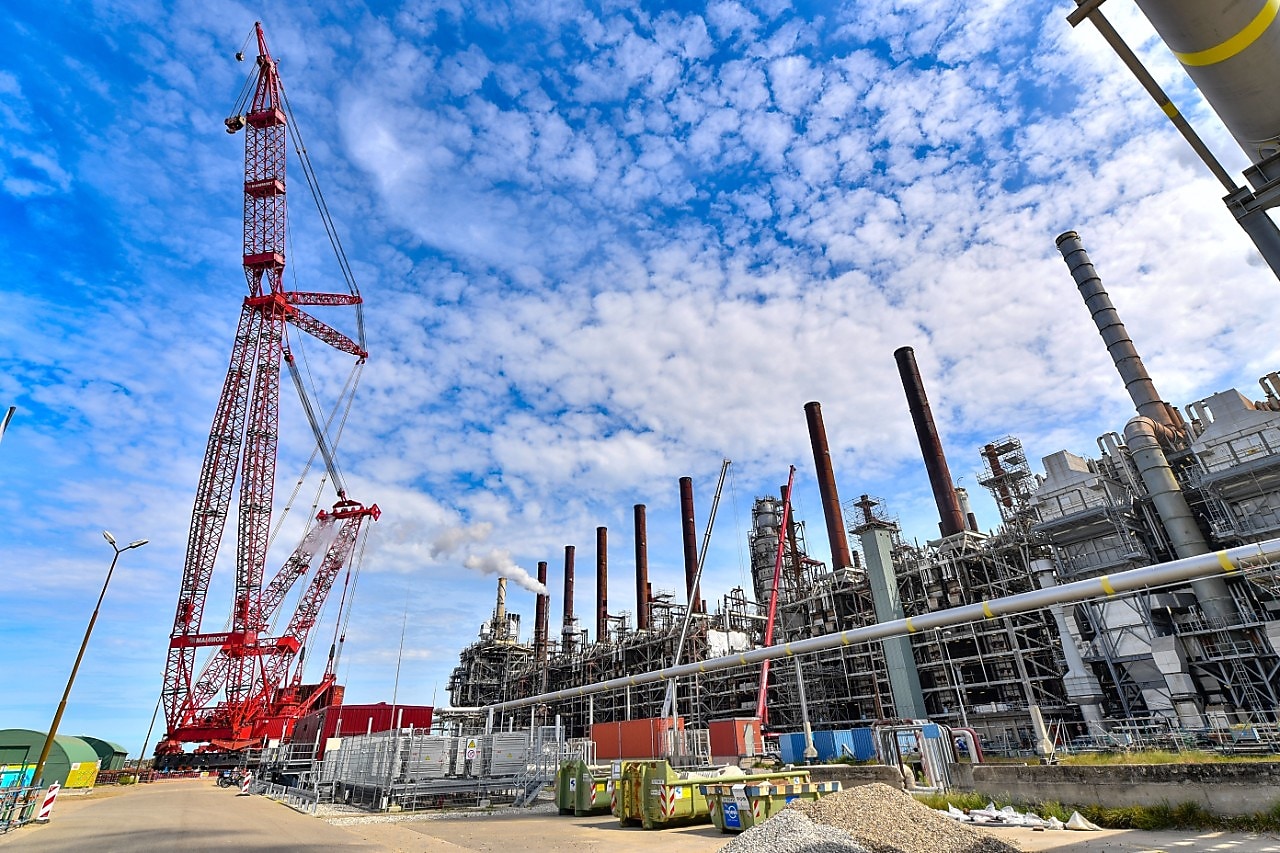 De Mammoet-kraan bij project Skyline op Shell Chemicals Park Moerdijk, januari 2025