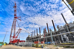 De Mammoet-kraan bij project Skyline op Shell Chemicals Park Moerdijk, januari 2025