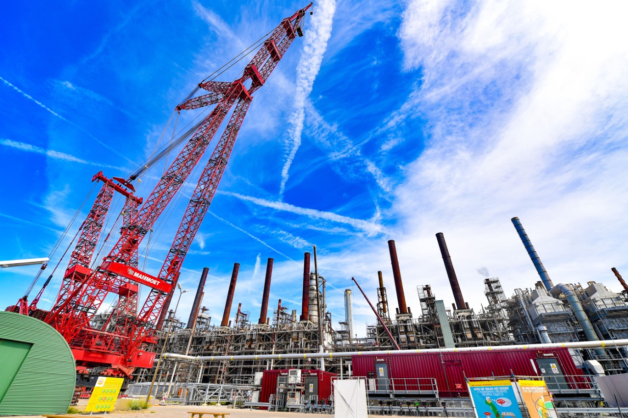 De Mammoet-kraan bij project Skyline op Shell Chemicals Park Moerdijk, januari 2025