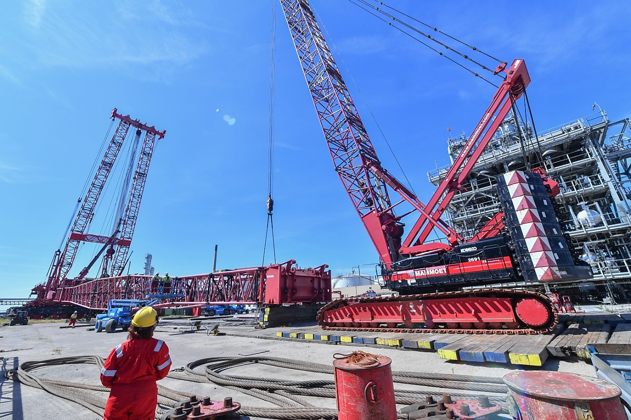 De deels ontmantelde kraan op Shell Chemicals Park Moerdijk, juli 2025