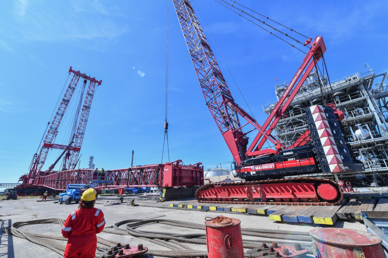 De deels ontmantelde kraan op Shell Chemicals Park Moerdijk, juli 2025