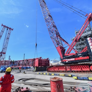 De deels ontmantelde kraan op Shell Chemicals Park Moerdijk, juli 2025