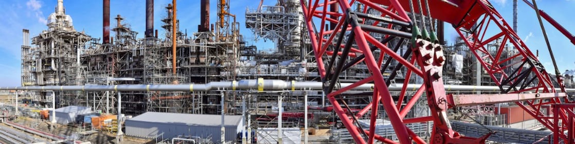 Mammoet-kraan bij project Skyline op Shell Chemicals Park Moerdijk, januari 2025