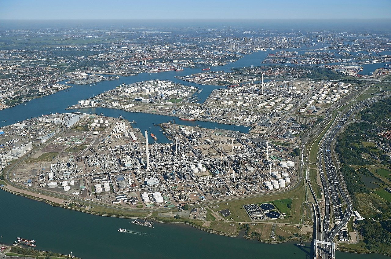 Shell Energy and Chemicals Park Rotterdam (Pernis) vanuit de lucht