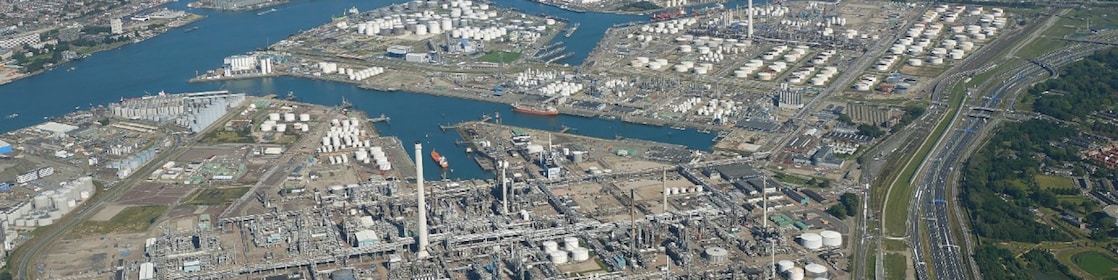 Shell Energy and Chemicals Park Rotterdam (Pernis) vanuit de lucht