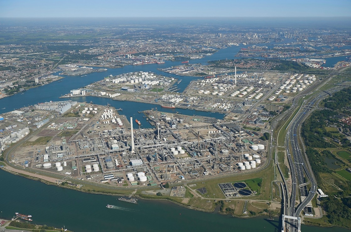 Shell Energy and Chemicals Park Rotterdam (Pernis) vanuit de lucht