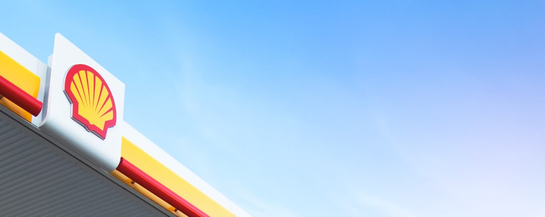 Shell-pecten op de gevel van een tankstation