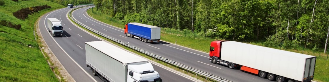 Vrachtwagens op de snelweg