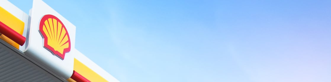 Shell-pecten op de gevel van een Shell-retail station.