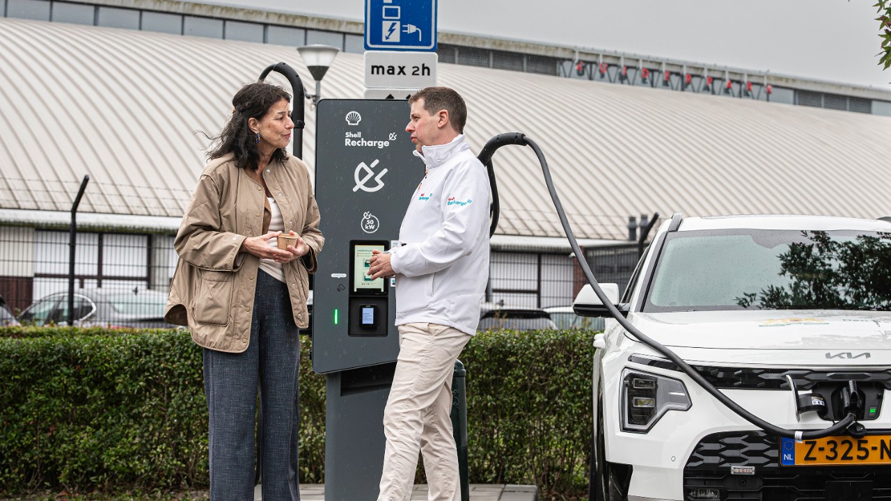 Opening nieuwe Shell Recharge-snelladers bij het Zuiderpark in Den Haag, 17 september 2025. Stadsdeeldirecteur Escamp Petra Sevinga in gesprek met EV-manager Shell Recharge Sietse Vis (Foto: Roger Dohmen)