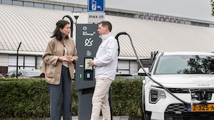 Opening nieuwe Shell Recharge-snelladers bij het Zuiderpark in Den Haag, 17 september 2025. Stadsdeeldirecteur Escamp Petra Sevinga in gesprek met EV-manager Shell Recharge Sietse Vis (Foto: Roger Dohmen)