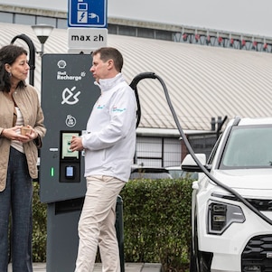 Opening nieuwe Shell Recharge-snelladers bij het Zuiderpark in Den Haag, 17 september 2025. Stadsdeeldirecteur Escamp Petra Sevinga in gesprek met EV-manager Shell Recharge Sietse Vis (Foto: Roger Dohmen)