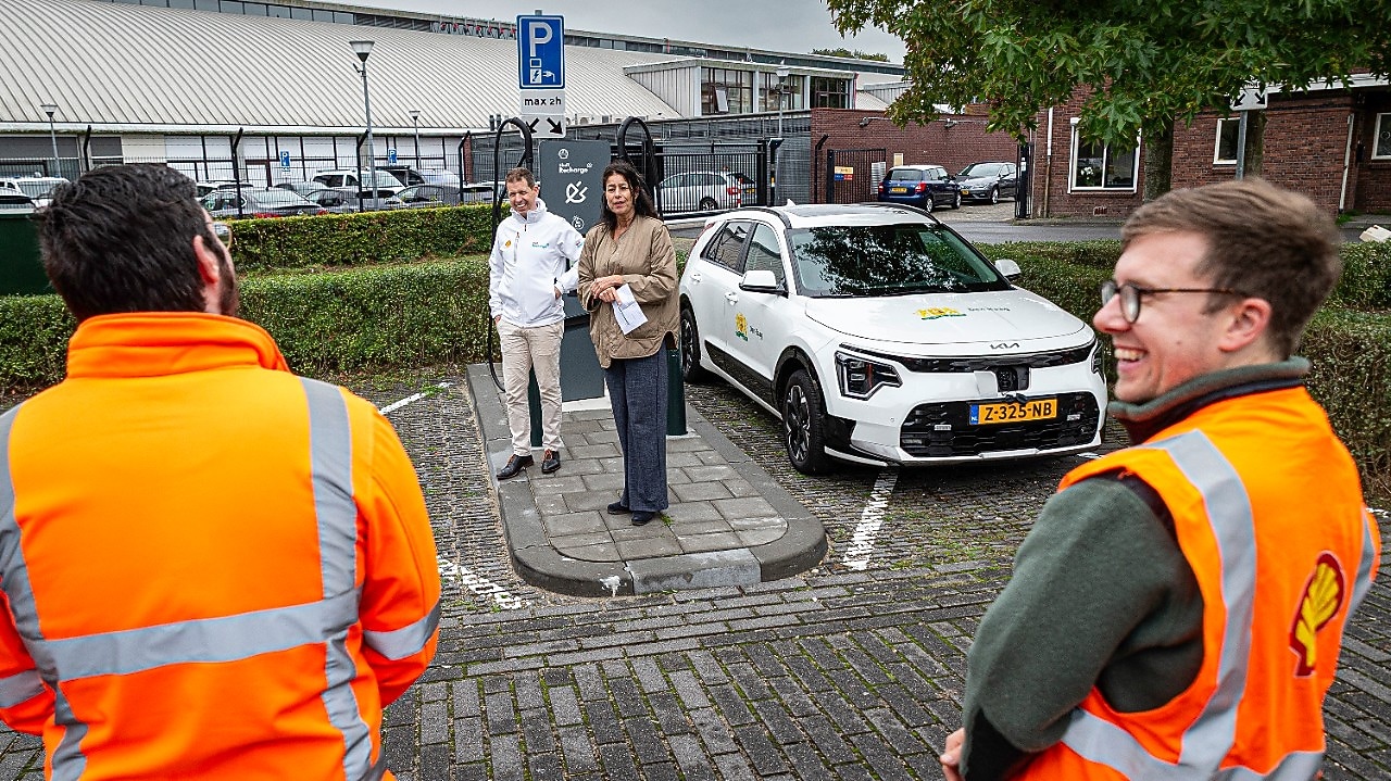 Opening nieuwe Shell Recharge-snelladers bij het Zuiderpark in Den Haag, 17 september 2025. In het midden bij de elektrische auto van de gemeente Den Haag: Stadsdeeldirecteur Escamp Petra Sevinga (rechts) en EV-manager Shell Recharge Sietse Vis (links) (Foto: Roger Dohmen)