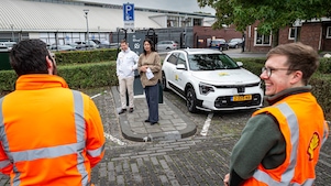 Opening nieuwe Shell Recharge-snelladers bij het Zuiderpark in Den Haag, 17 september 2025. In het midden bij de elektrische auto van de gemeente Den Haag: Stadsdeeldirecteur Escamp Petra Sevinga (rechts) en EV-manager Shell Recharge Sietse Vis (links) (Foto: Roger Dohmen)