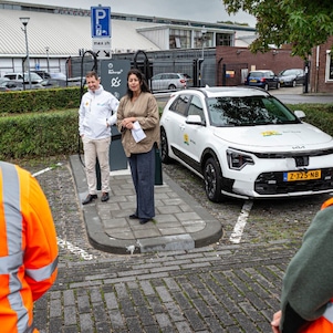 Opening nieuwe Shell Recharge-snelladers bij het Zuiderpark in Den Haag, 17 september 2025. In het midden bij de elektrische auto van de gemeente Den Haag: Stadsdeeldirecteur Escamp Petra Sevinga (rechts) en EV-manager Shell Recharge Sietse Vis (links) (Foto: Roger Dohmen)