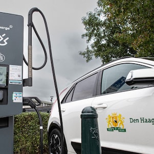 Opening nieuwe Shell Recharge-snelladers bij het Zuiderpark in Den Haag, 17 september 2025. Een elektrische auto van de Gemeente Den Haag bij de Shell Recharge-snellader (Foto: Roger Dohmen)