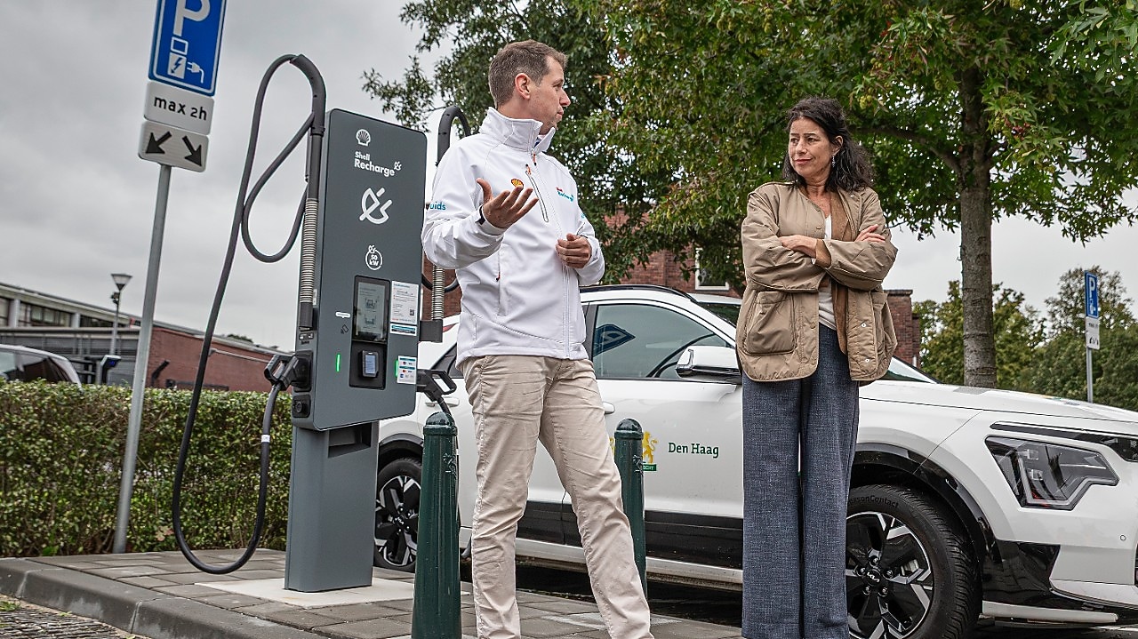 Opening nieuwe Shell Recharge-snelladers bij het Zuiderpark in Den Haag, 17 september 2025. Stadsdeeldirecteur Escamp Petra Sevinga in gesprek met EV-manager Shell Recharge Sietse Vis (Foto: Roger Dohmen)