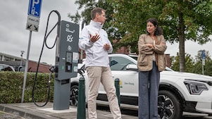 Opening nieuwe Shell Recharge-snelladers bij het Zuiderpark in Den Haag, 17 september 2025. Stadsdeeldirecteur Escamp Petra Sevinga in gesprek met EV-manager Shell Recharge Sietse Vis (Foto: Roger Dohmen)