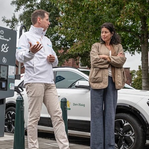 Opening nieuwe Shell Recharge-snelladers bij het Zuiderpark in Den Haag, 17 september 2025. Stadsdeeldirecteur Escamp Petra Sevinga in gesprek met EV-manager Shell Recharge Sietse Vis (Foto: Roger Dohmen)