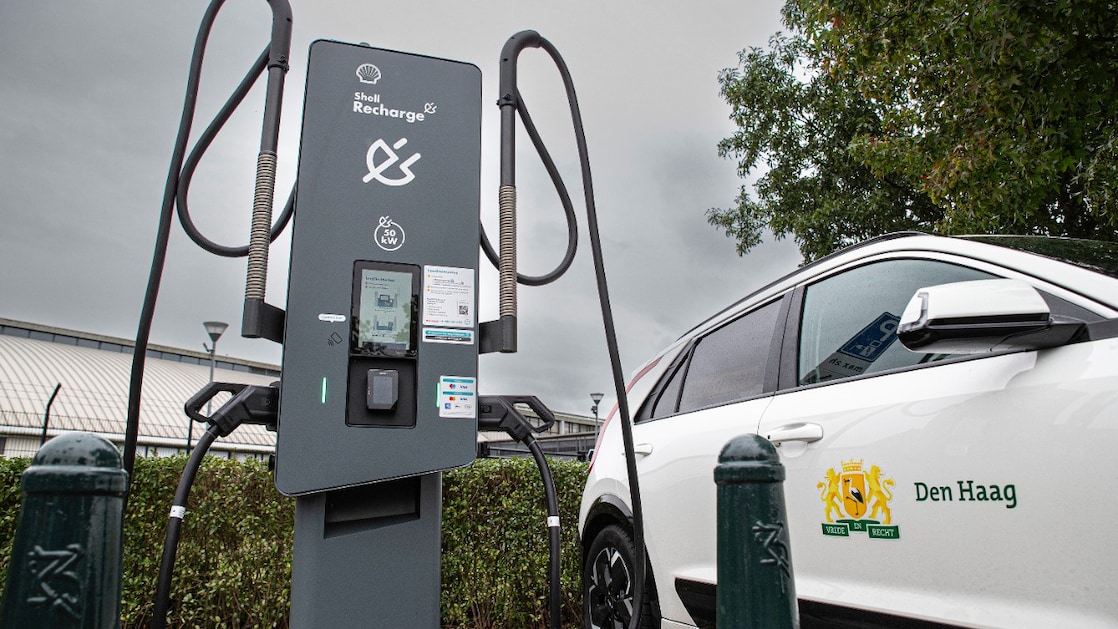 Een auto van de gemeente Den Haag bij de nieuwe Shell Recharge-laadpaal bij het Zuiderpark, 17 september 2025 (Foto: Roger Dohmen)