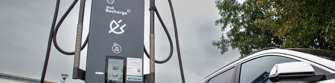 Een auto van de gemeente Den Haag bij de nieuwe Shell Recharge-laadpaal bij het Zuiderpark, 17 september 2025 (Foto: Roger Dohmen)