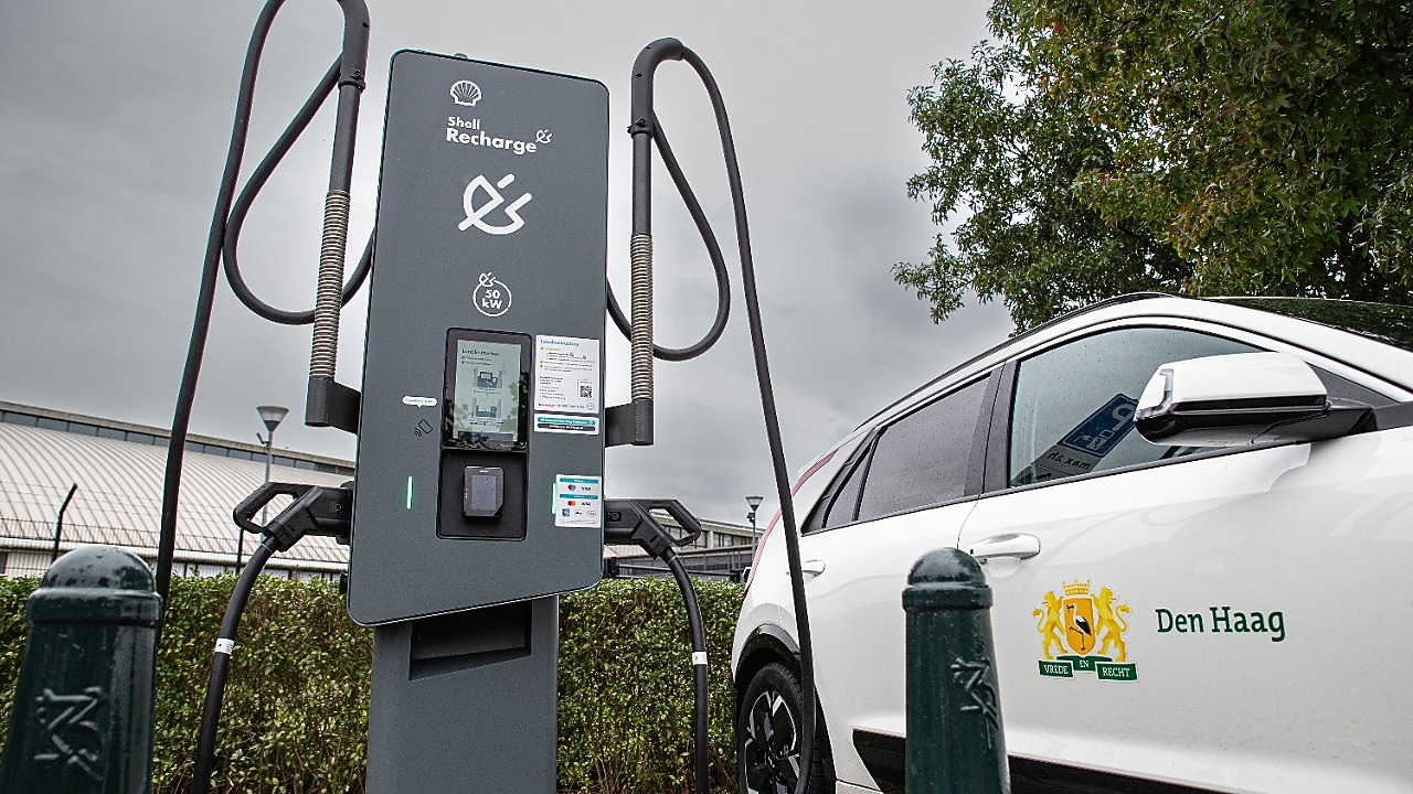 Een auto van de gemeente Den Haag bij de nieuwe Shell Recharge-laadpaal bij het Zuiderpark, 17 september 2025 (Foto: Roger Dohmen)