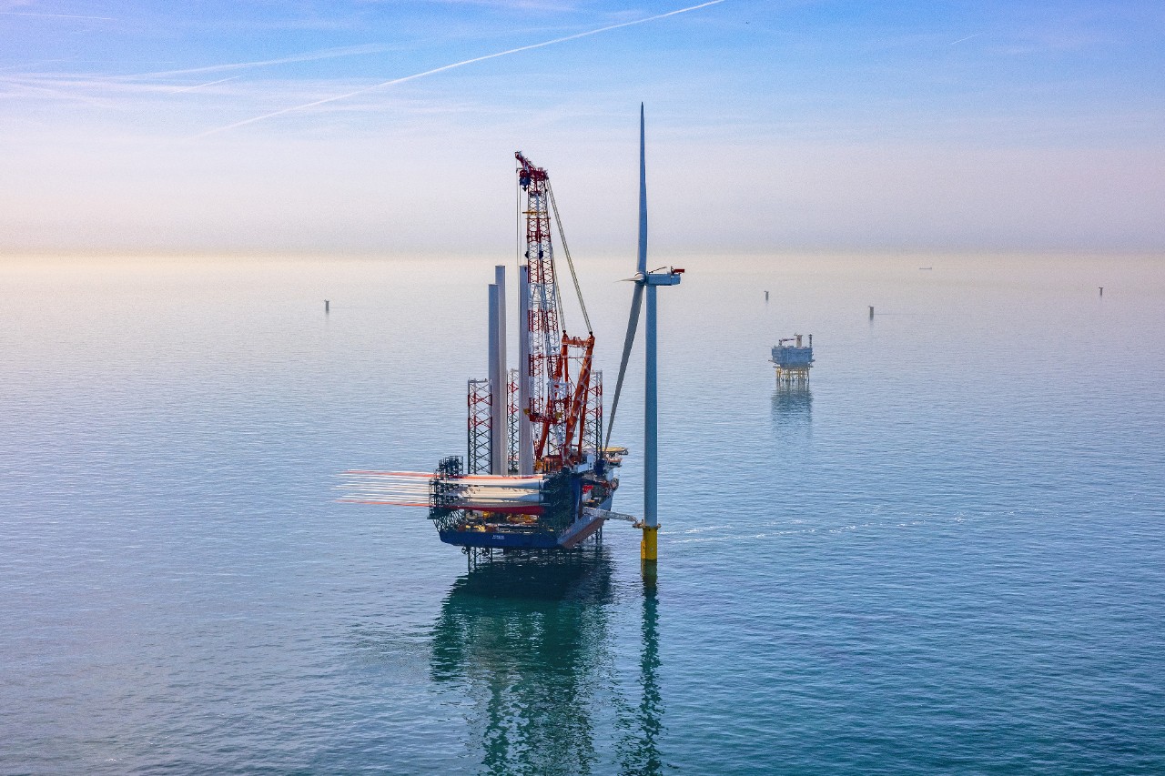 Plaatsing van de eerste windturbine van Ecowende-windpark Hollandse Kust West, 30 mei 2026 (Foto: Flying Focus)