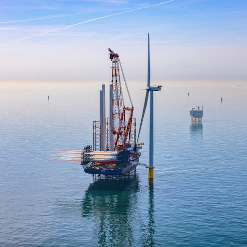 Plaatsing van de eerste windturbine van Ecowende-windpark Hollandse Kust West, 30 mei 2026 (Foto: Flying Focus)