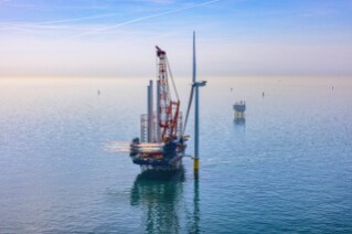 Plaatsing van de eerste windturbine van Ecowende-windpark Hollandse Kust West, 30 mei 2026 (Foto: Flying Focus)