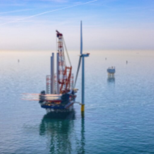 Plaatsing van de eerste windturbine van Ecowende-windpark Hollandse Kust West, 30 mei 2026 (Foto: Flying Focus)
