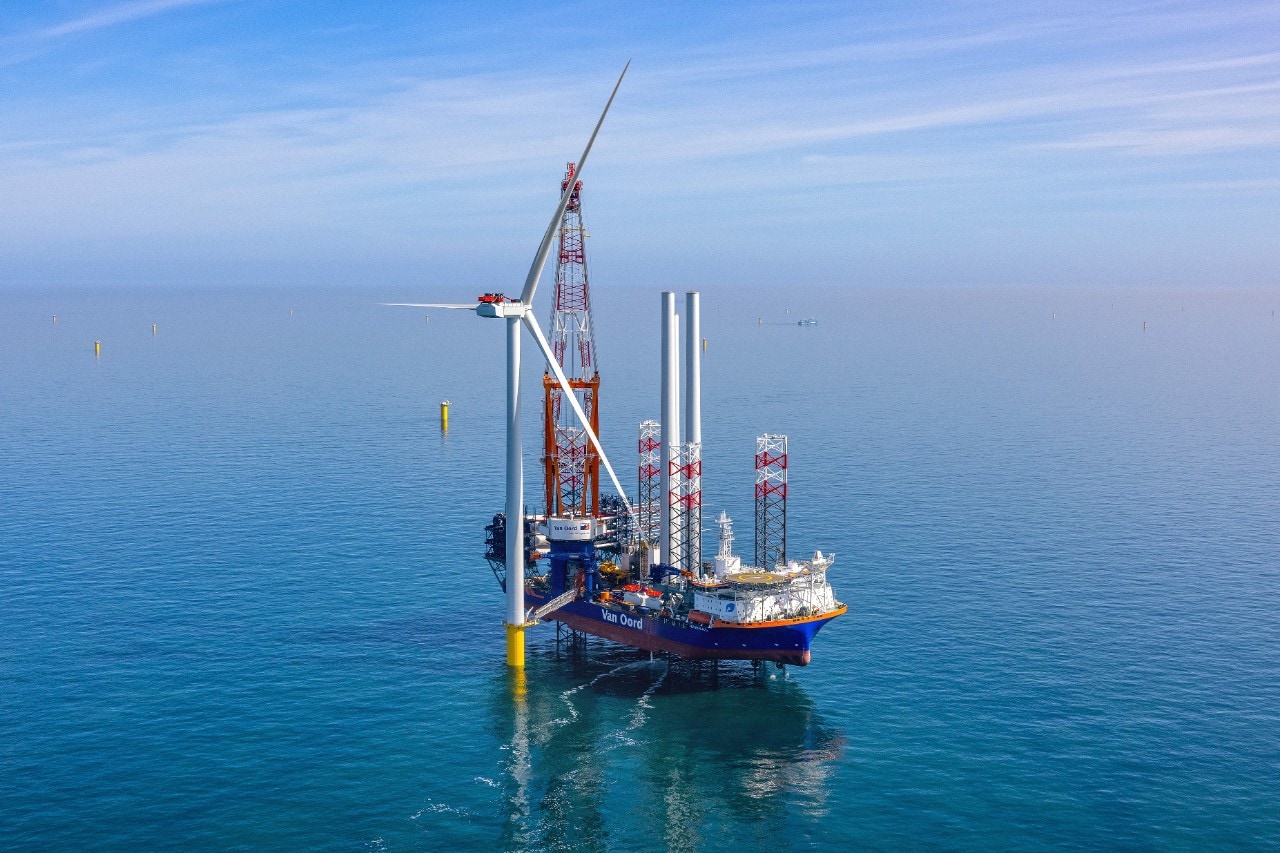 Plaatsing van de eerste windturbine van Ecowende-windpark Hollandse Kust West, 30 mei 2026 (Foto: Flying Focus)