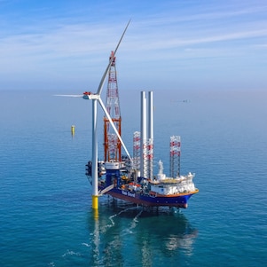 Plaatsing van de eerste windturbine van Ecowende-windpark Hollandse Kust West, 30 mei 2026 (Foto: Flying Focus)