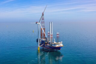 Plaatsing van de eerste windturbine van Ecowende-windpark Hollandse Kust West, 30 mei 2026 (Foto: Flying Focus)