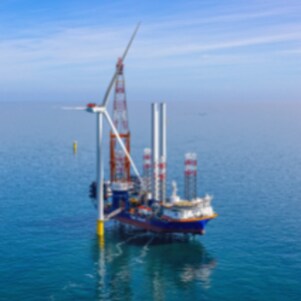 Plaatsing van de eerste windturbine van Ecowende-windpark Hollandse Kust West, 30 mei 2026 (Foto: Flying Focus)