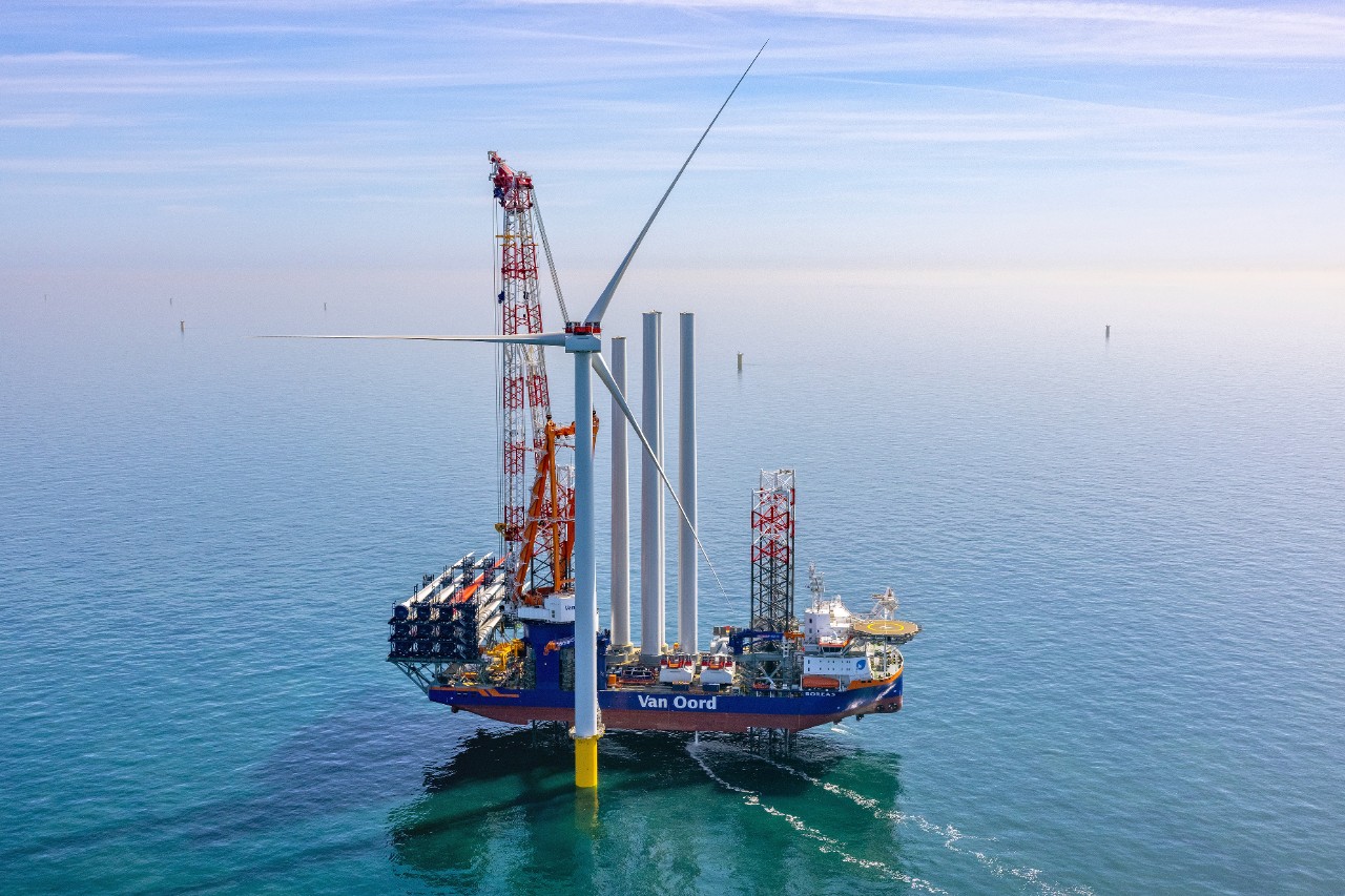 Plaatsing van de eerste windturbine van Ecowende-windpark Hollandse Kust West, 30 mei 2026 (Foto: Flying Focus)