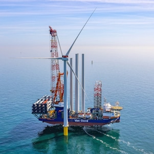 Plaatsing van de eerste windturbine van Ecowende-windpark Hollandse Kust West, 30 mei 2026 (Foto: Flying Focus)