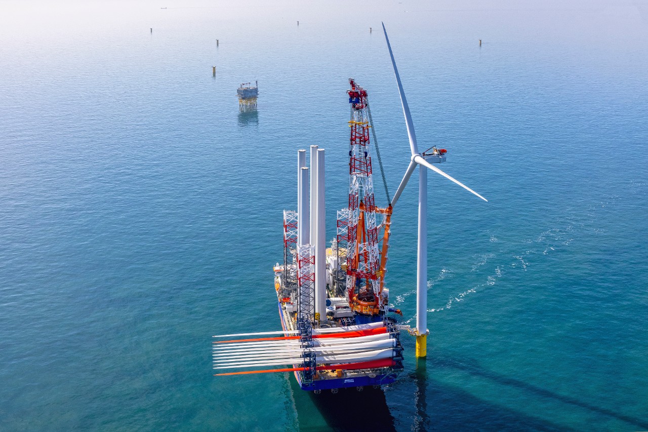 Plaatsing van de eerste windturbine van Ecowende-windpark Hollandse Kust West, 30 mei 2026 (Foto: Flying Focus)